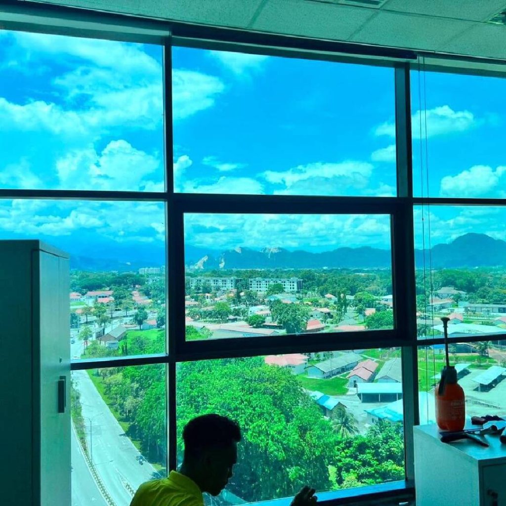 TINY-225 - TINTED WINDOW GLASS FILM PUCHONG SPECIALIST THE BEST COMPLETE CHECKLIST FOR TINTED GLASS BANDAR NUSAPUTRA