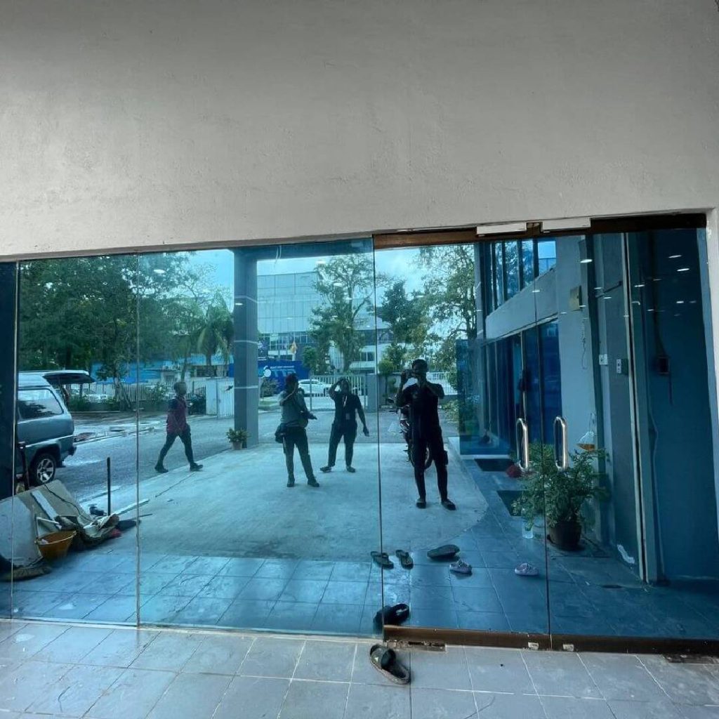 TINY-228 - TINTED WINDOW GLASS FILM PUCHONG SPECIALIST HOW TO FIND THE BEST DEAL WINDOW TINTING BANDAR NUSAPUTRA